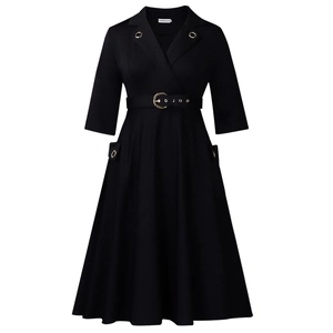 Détail d'une robe noire évasée avec col à revers et œillets métalliques dorés