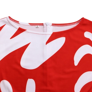 Détail du col rond et de la fermeture éclair invisible au dos d'une robe imprimée rouge