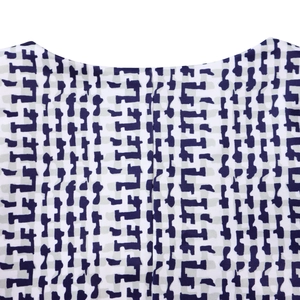 Détail du col rond sur robe avec motifs géométriques africains bleus et gris