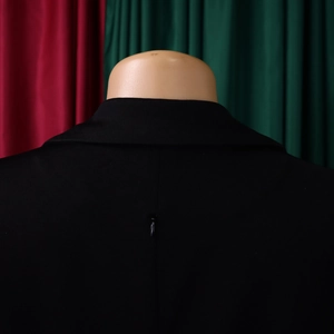 Détail de la fermeture éclair invisible et du col tailleur de la robe noire