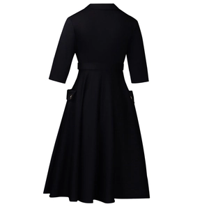 Vue arrière d'une robe noire élégante en coupe trapèze avec ceinture et boutons dorés