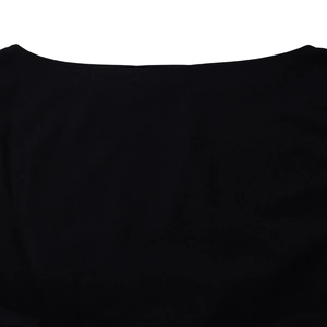 Dettaglio dell'elegante scollo rotondo nero con cuciture precise e trama plissettata fine
