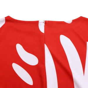 Détail de la fermeture éclair blanche invisible à l'arrière de la robe rouge et blanche