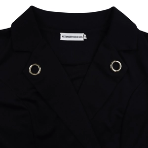 Détail du col d'un blazer noir avec des œillets en métal argenté et étiquette de marque