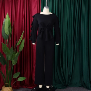 Detailansicht des eleganten schwarzen Jumpsuits mit Rüschenärmeln und Schößchen-Taille