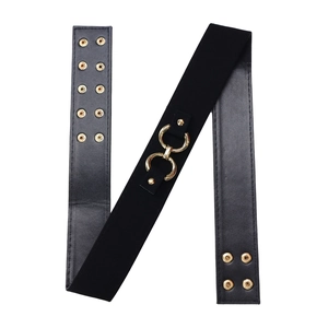 Dettaglio elegante cintura in velluto nero con fibbia a doppio anello d'oro e occhielli