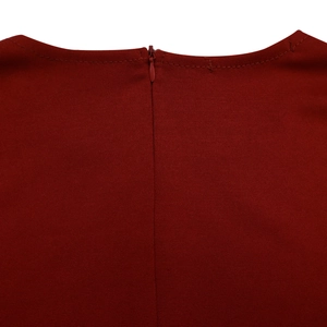 Dettaglio di un abito rosso scuro con cerniera invisibile e cuciture precise sul retro