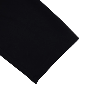 Vue macro détaillée des coutures à double aiguille sur l'ourlet de la robe noire chic