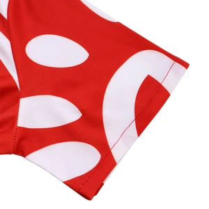 Détail de la manche à pois blancs sur fond rouge avec coutures doubles précises