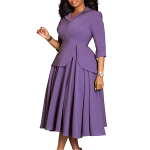 Détail de robe midi violet foncé avec col en V à revers et taille à double volant