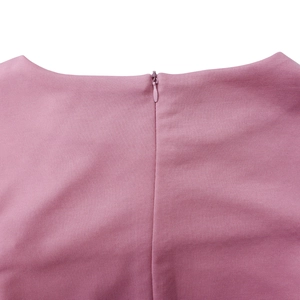 Dettaglio del vestito rosa con cerniera invisibile e trama a costine in maglia fine