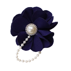 Broche fleur en tissu bleu marine avec centre en perle et chaîne de perles décorative