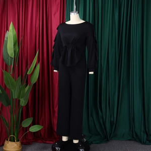 Details des eleganten schwarzen Langarm-Jumpsuits mit Rüschenärmeln und Tunnelzug-Taille
