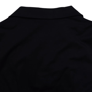Détail en gros plan du col à revers lisse et de la texture du tissu de la robe noire