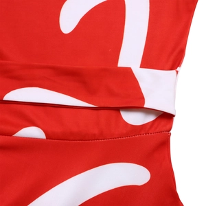 Détail d'une robe africaine rouge montrant des coutures fines et des motifs géométriques