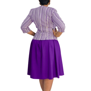Vue arrière d'un ensemble africain avec veste à carreaux et jupe plissée violette