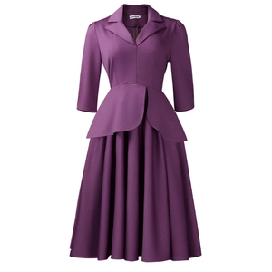 Détail d'une robe mi-longue violette à basque avec col à revers et jupe plissée chic