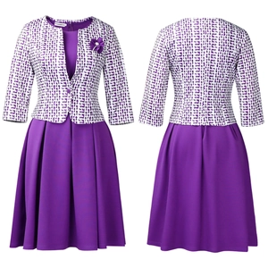 Détail d'un ensemble deux pièces pour fille avec robe violette et veste à fleurs