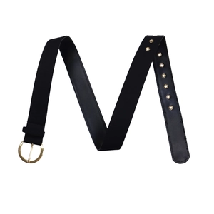 Détail de ceinture noire en cuir avec boucle ronde dorée et plusieurs œillets métalliques
