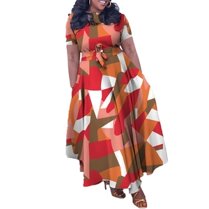 Détail d'une robe longue grande taille aux motifs géométriques orange et marron vifs