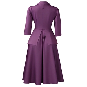 Détail d'une robe mi-longue violet foncé élégante avec taille à basque et coupe trapèze
