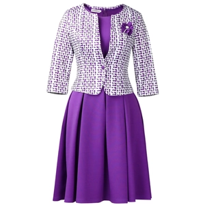 Détail de l'ensemble violet avec veste à imprimé africain et robe plissée chic