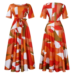 Vue détaillée avant et arrière d'une robe longue à imprimé géométrique orange et ceinture