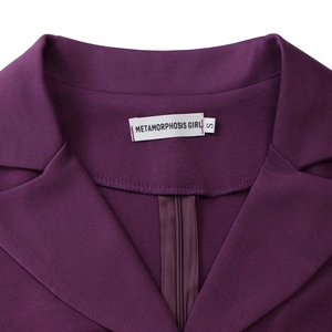 Détail du col de costume violet foncé avec fermeture zippée et texture en sergé fin