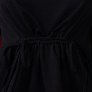 Makrodetail der schwarzen Taille mit Kordelzug und Rüschenfalten am eleganten Oberteil