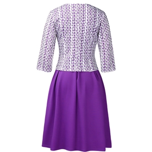 Vue détaillée de la robe africaine à manches longues avec jupon plissé violet et motifs