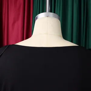 Detail eines eleganten schwarzen Strickoberteils mit U-Boot-Ausschnitt auf einer Schneiderpuppe