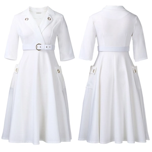 Détail avant et arrière de la robe blazer blanche avec col en V et taille ceinturée