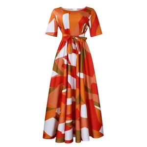 Détail du nœud à la taille sur robe longue à manches courtes et motifs géométriques