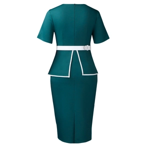 Dettaglio dell'abito aderente verde scuro con cintura bianca e spacco posteriore elegante