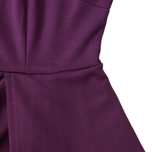 Gros plan détaillé montrant la texture et la couture de la taille d'une robe violette