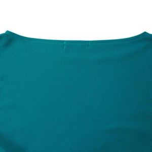 Dettaglio dell'elegante scollo a barchetta e delle cuciture raffinate dell'abito verde