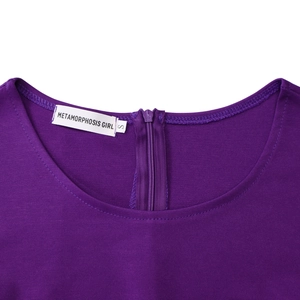 Détail de l'encolure avec fermeture éclair invisible violette et étiquette sur maille