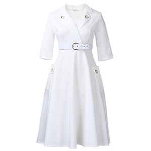 Vue détaillée de la robe midi blanche à col à revers et taille ceinturée élégante