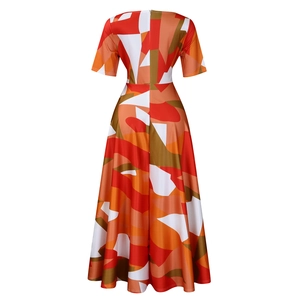 Vue arrière d'une robe maxi grande taille avec imprimés géométriques orange et rouge