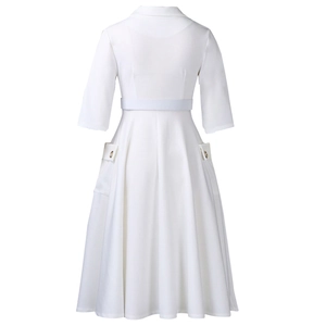Vue arrière d'une robe mi-longue blanche avec col à revers et ceinture à la taille