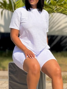 Ensemble blanc décontracté deux pièces pour femme avec haut à manches courtes et short de cycliste
