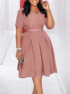 Robe midi élégante rose poudré à manches courtes avec jupe plissée et ceinture dorée