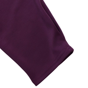 Vue détaillée de l'ourlet à double aiguille et du tissu en maille violette de la robe