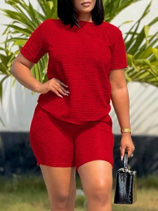 Ensemble deux pièces rouge pour femme avec haut à manches courtes et short texturé