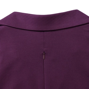 Gros plan d'une fermeture éclair invisible et de la texture en maille d'une robe violette