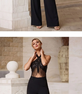Détail du haut dos nu à paillettes noires avec franges et pantalon large assorti