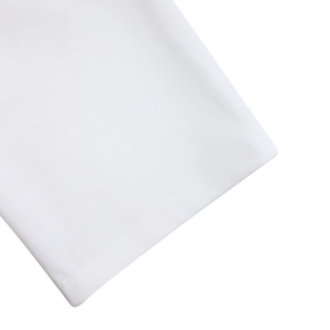 Gros plan sur les coutures de qualité et la texture du tissu blanc de la robe