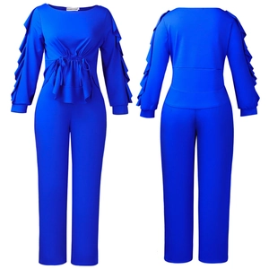 Detailsicht auf das elegante blaue Set mit Rüschenärmeln und High-Waist-Hose