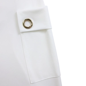 Détail de la poche de robe blanche avec œillet métallique doré et coutures élégantes
