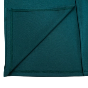 Dettaglio macro del tessuto a maglia verde scuro con cuciture e finiture di alta qualità